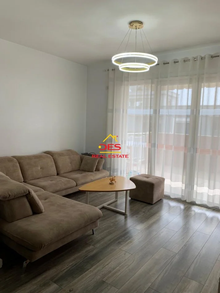 Vlore, jepet me qera apartament 2+1+Ballkon Kati 9, 130 m² 700 € (Rruga Naim Frashëri)