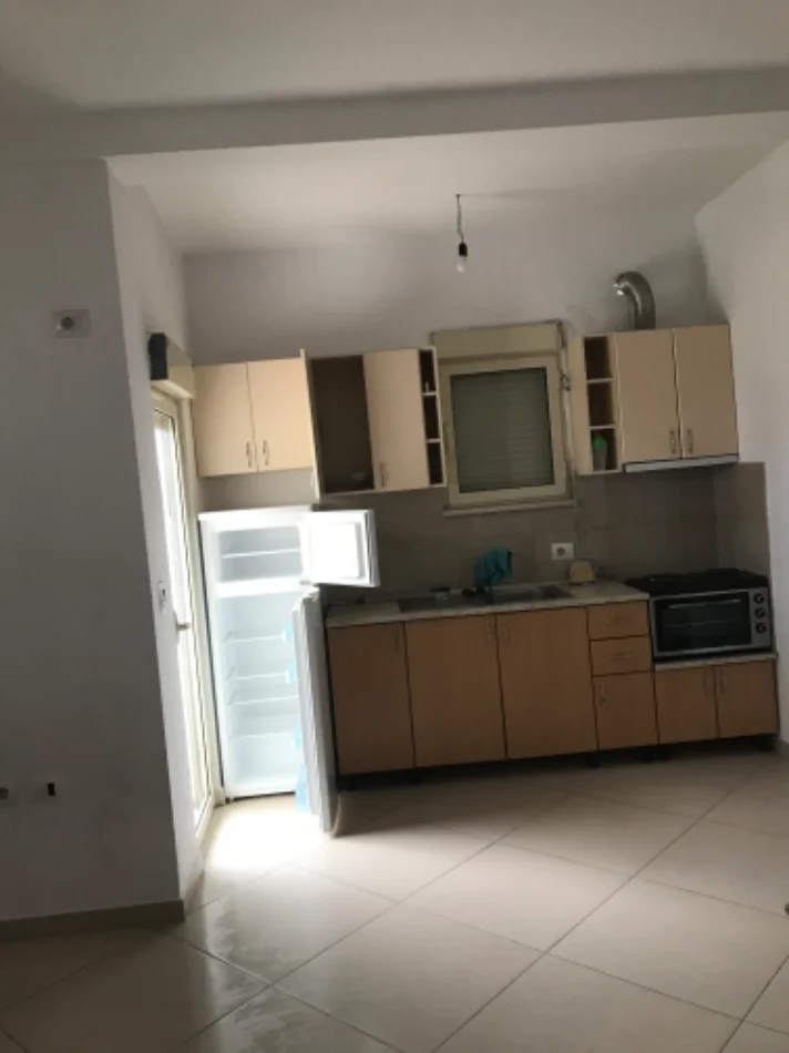 Tirane, jepet me qera garsonier Kati 2, 27 m² 250 € (Rruga Kristaq capo)