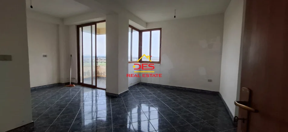 Vlore, shitet apartament 2+1+Ballkon Kati 4, 90 m² 65.000 € (Rruga Damian Humariti)