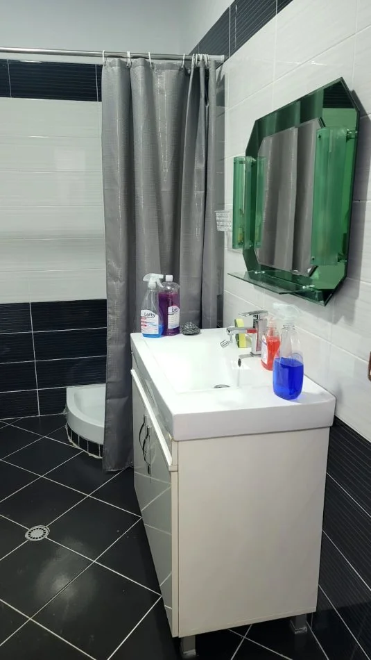 Tirane, jepet me qera apartament 1+1+Ballkon Kati 5, 70 m² 500 € (Astir)