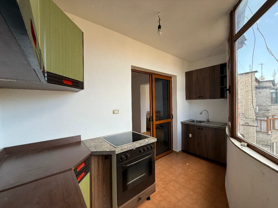 Tirane, jepet me qera apartament 1+1 Kati 5, 62 m² 400 € (Rruga Bardhyl)