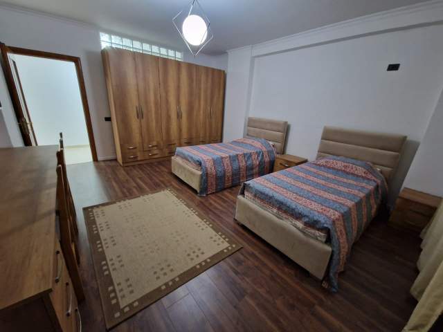 Tirane, jepet me qera apartament Kati 1, 110 m² 600 Euro prane gjimnazit Sami Frasheri