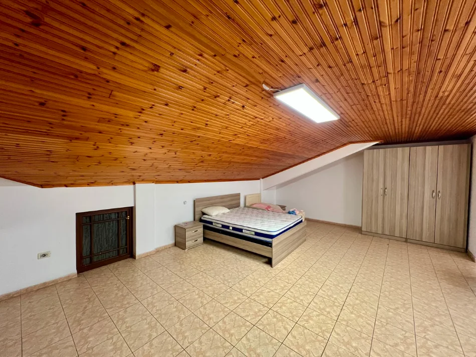 Tirane, jepet me qera apartament 3+1+Ballkon Kati 4, 130 m² 600 € (Pazari i ri)