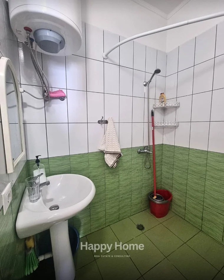 Durres Plazh, jepet me qera apartament 1+1+Ballkon Kati 7, 79 m² 500 € (Shkembi Kavajes)