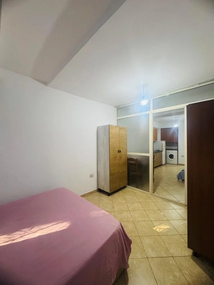 Tirane, jepet me qera apartament 1+1 Kati 1, 45 m² 400 € 