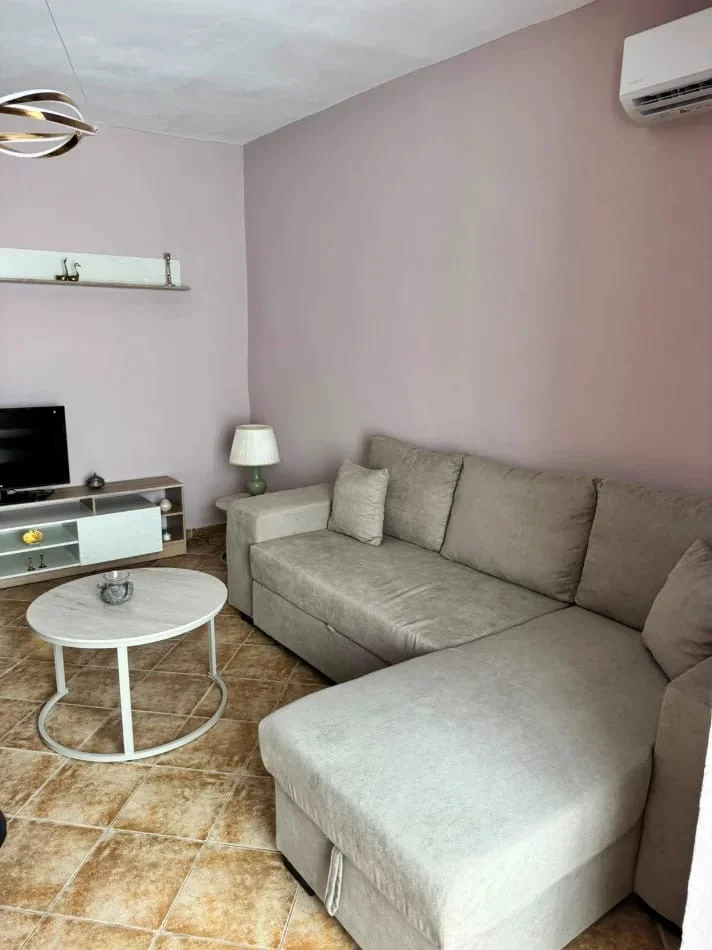 Tirane, jepet me qera apartament 1+1 Kati 3, 70 m² 500 € (Rr.Dibres perball Shkolles se Bashkuar)
