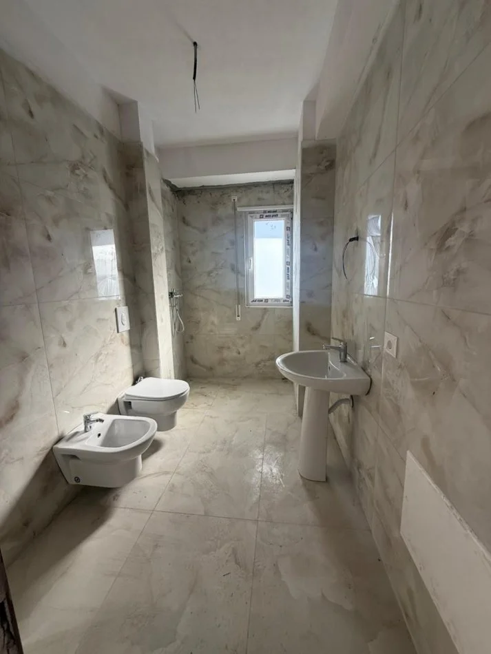 Tirane, shitet apartament 2+1 , 111 m² 100.000 € (Kamez)