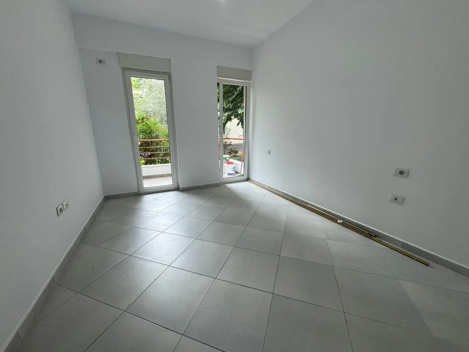 Shqiperi, shitet apartament 2+1+Ballkon Kati 1, 83 m² 145000 € (Liqeni i Thate)
