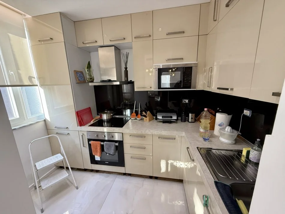 Tirane, jepet me qera apartament 2+1+Aneks+Ballkon Kati 3, 100 m² 1.000 € (Rruga Cameria)