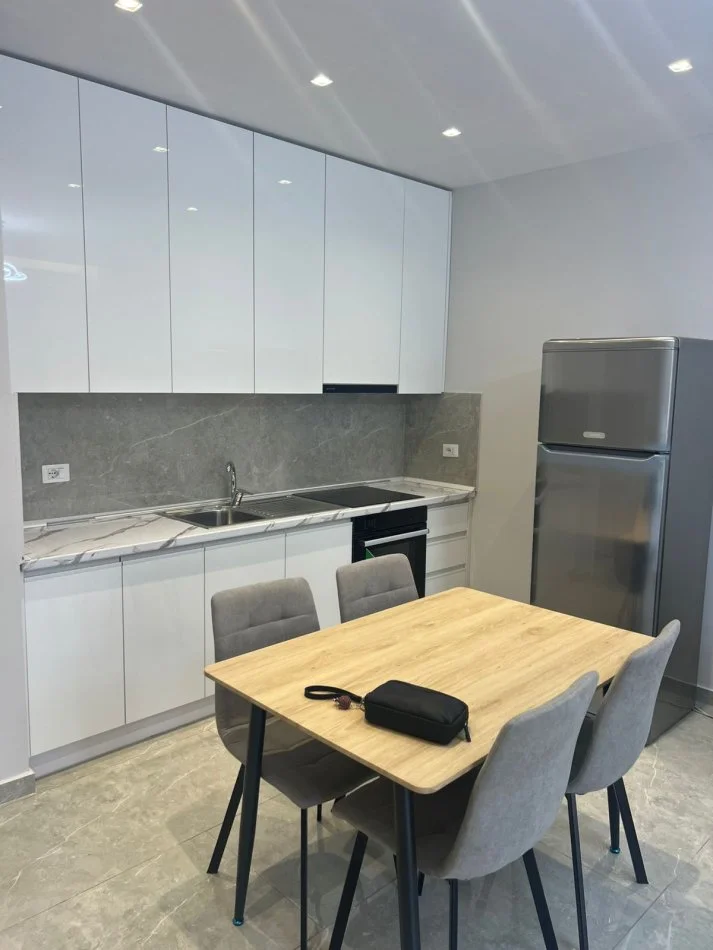 Tirane, jepet me qera apartament 1+1 Kati 2, 67 m² 550 € (Rruga 5 maji)