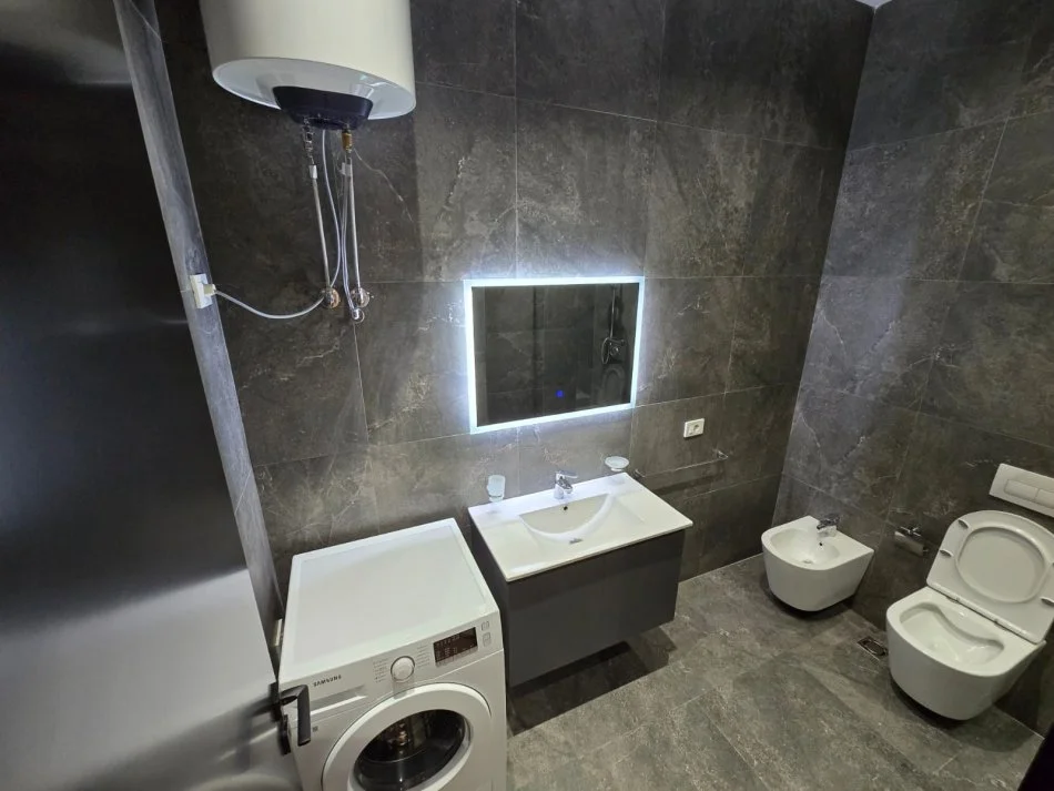 Tirane, jepet me qera 1+1+Ballkon Kati 3, 82 m² 1.000 € (Rruga e kavajes)