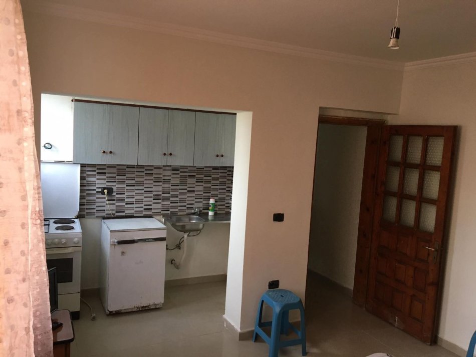 Tirane, jap me qera garsonier 1+1 Kati 0, 40 m² 220 € (Rruga Hamdi Cenojmeri)