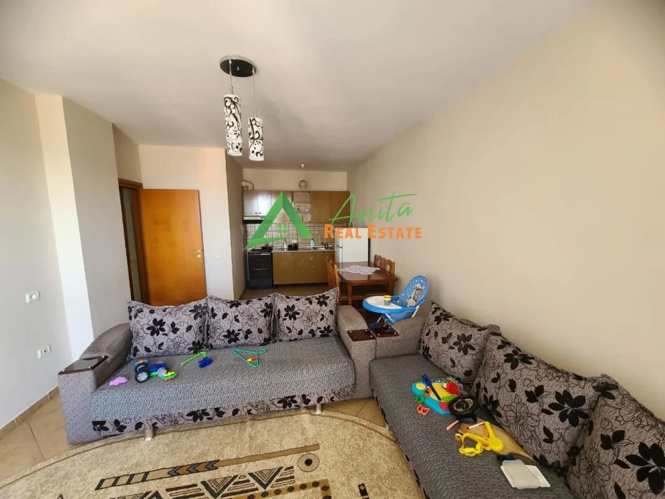 Tirane, jepet me qera apartament 1+1+Ballkon Kati 7, 70 m² 400 € (Kinostudio)