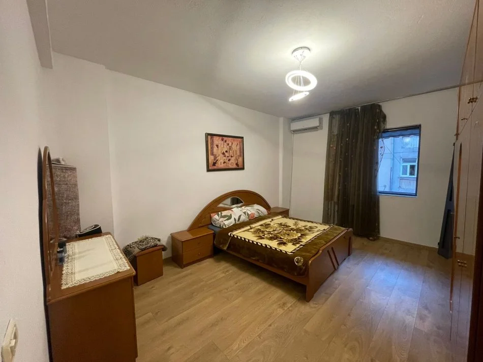 Tirane, jepet me qera apartament 1+1 Kati 2, 65 m² 400 € (Rruga “Ndre Mjeda”)