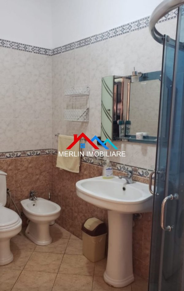 Tirane, jepet me qera apartament 2+1+Ballkon Kati 6, 105 m² 650 € (KOMUNA E PARISIT)