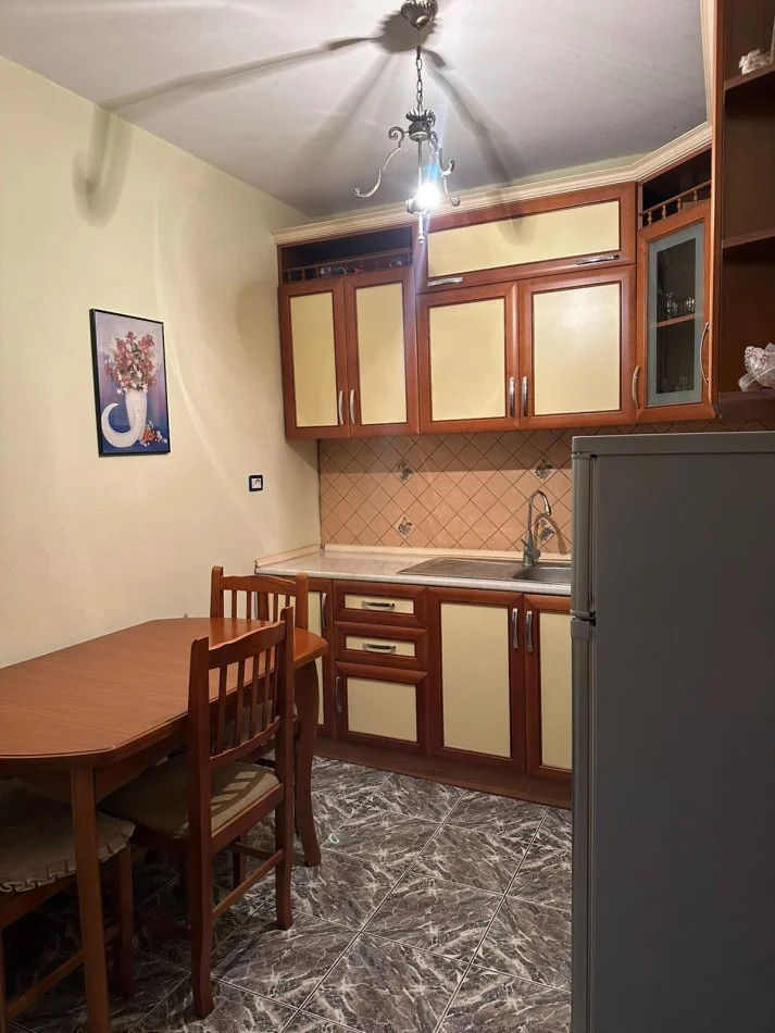 Tirane, jepet me qera apartament 2+1+Ballkon Kati 1, 104 m² 500 € (rruga Kongresi Manastirit)