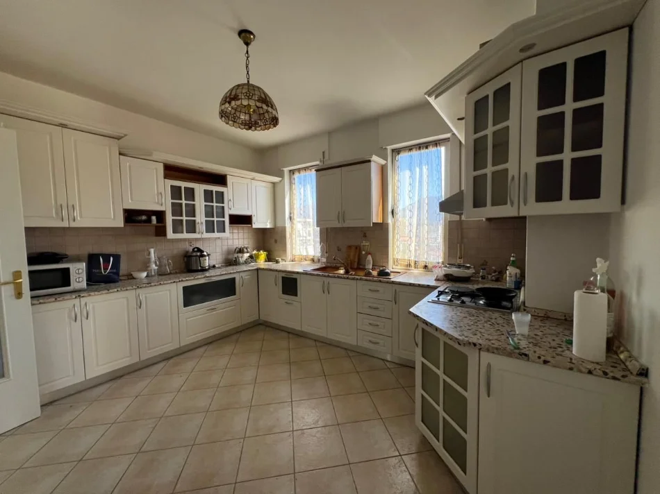 Tirane, jepet me qera apartament 2+1 Kati 10, 140 m² 750 € (Rruga e Barrikadave)