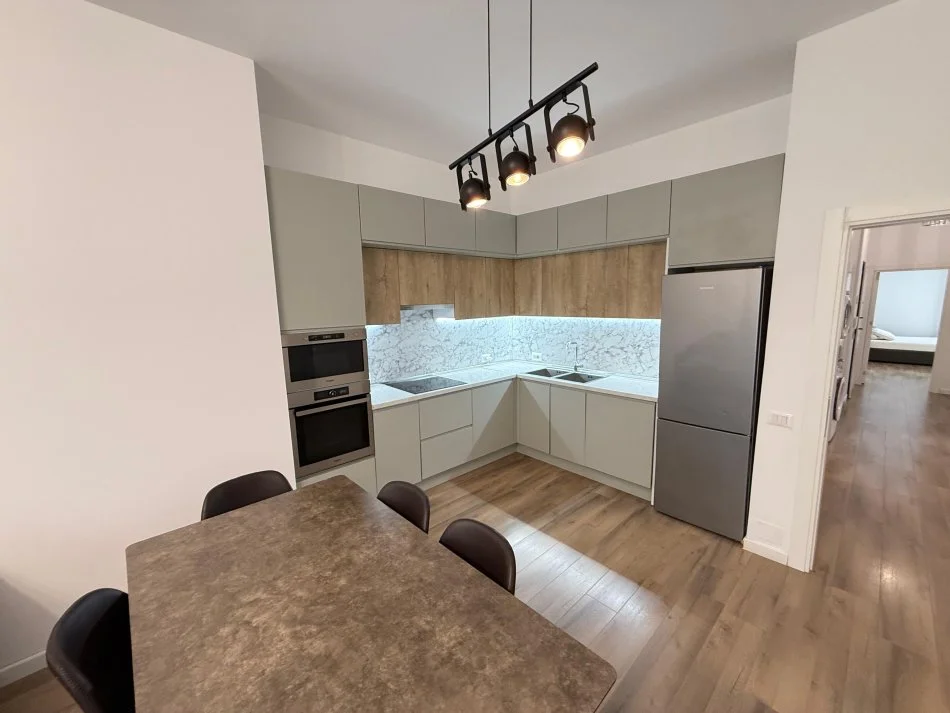 Tirane, jepet me qera apartament 2+1 Kati 8, 130 m² 1.000 € (Square 21)