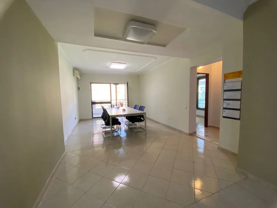 Tirane, jepet me qera ambjent biznesi Kati 2, 112 m² 1.500 € (Garda)