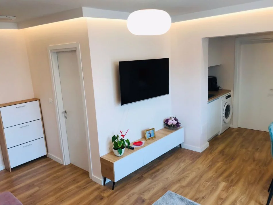 Tirane, jepet me qera apartament 1+1+Ballkon Kati 5, 65 m² 650 € 