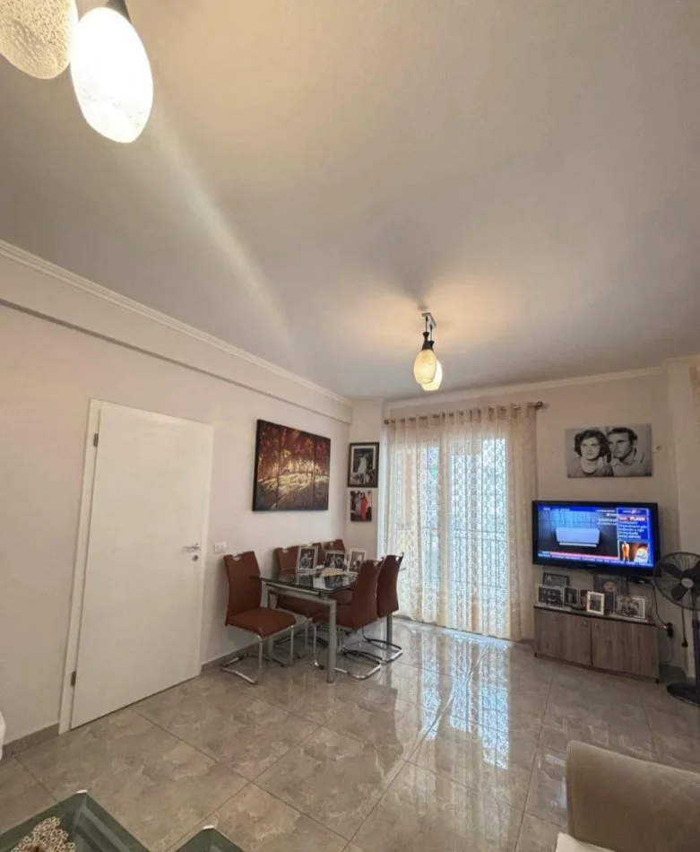 Tirane, jepet me qera apartament 1+1 Kati 2, 75 m² 500 € (Shkolla e Kuqe)