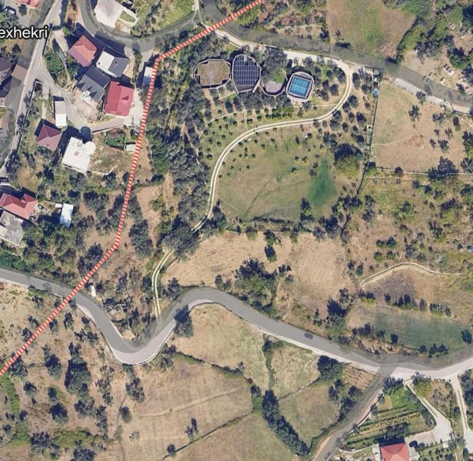 Tirane, shitet toke , 1.400 m² 135.000 € (Surrel)