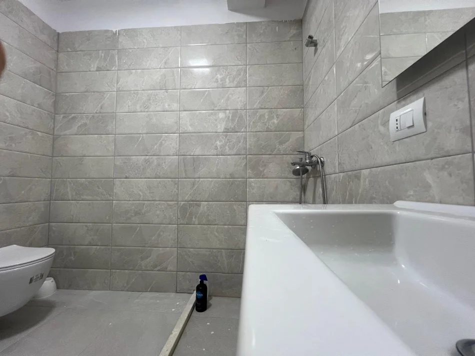Tirane, jepet me qera apartament 1+1 Kati 6, 64 m² 400 € (Rr. Ali Demi)
