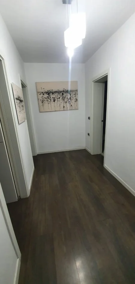 Tirane, jepet me qera apartament 2+1+Ballkon Kati 5, 100 m² 500 € (pran Petro Ninit)