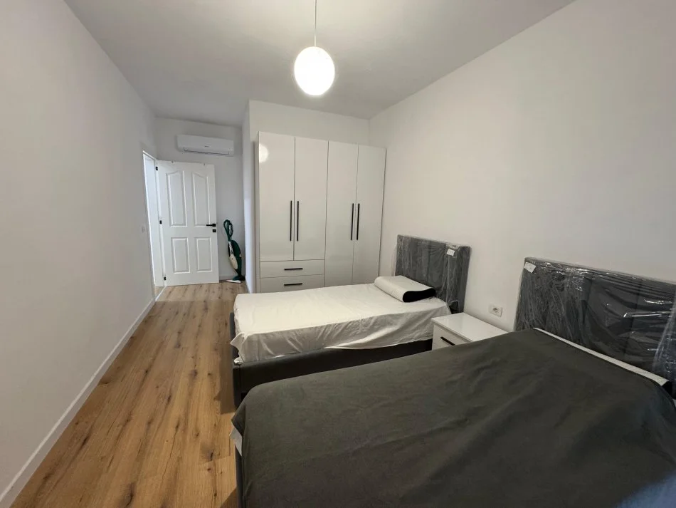 Tirane, jepet me qera apartament 2+1 Kati 2, 100 m² 1.000 € (Shkolla e kuqe)