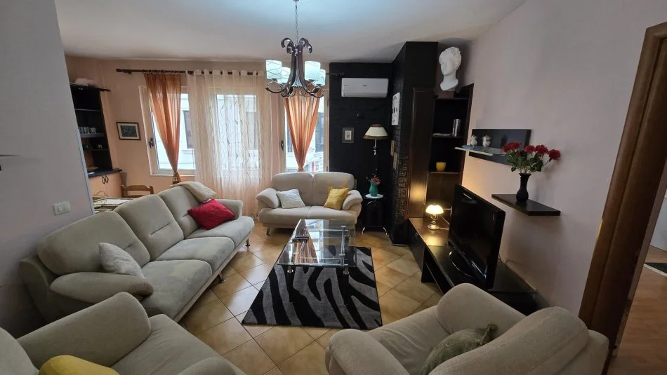 Tirane, jepet me qera apartament 2+1+Ballkon Kati 3, 100 m² 550 € 