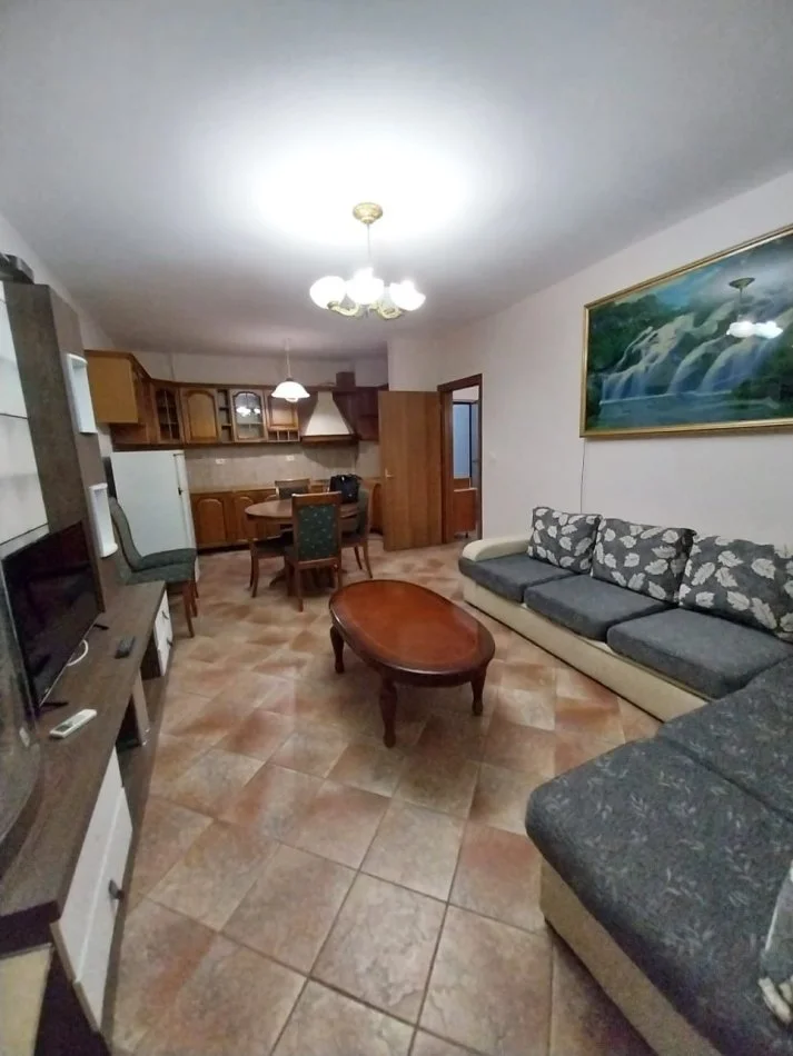 Tirane, jepet me qera apartament 1+1+Aneks Kati 3, 70 m² 500 € (Komuna e parisit)