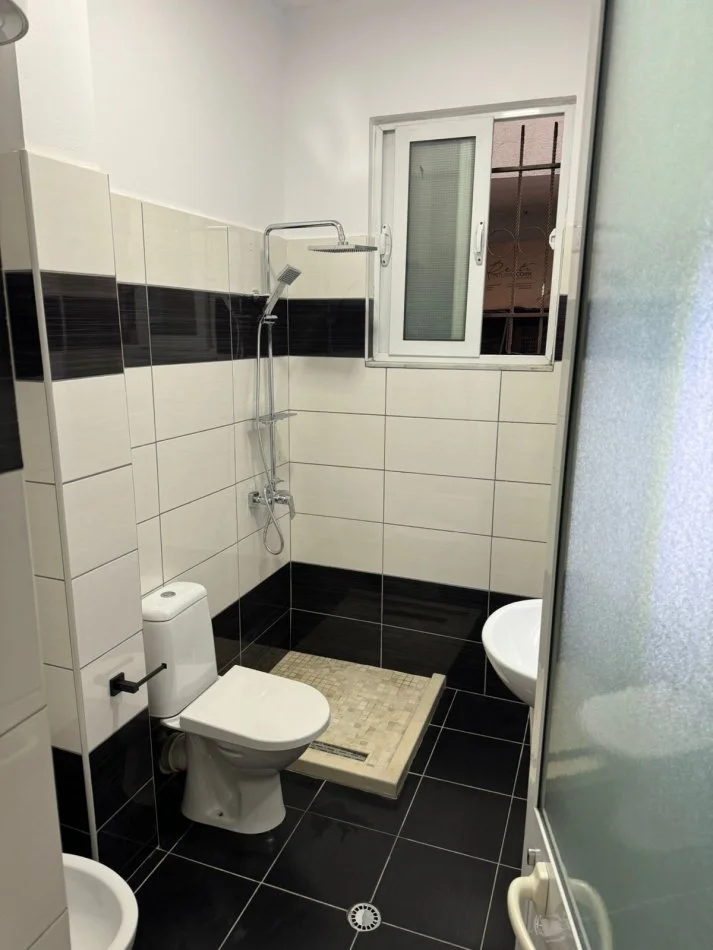 Tirane, jepet me qera apartament 1+1, Kati 1, 80 m² 500 € (Rruga 5 Maji)