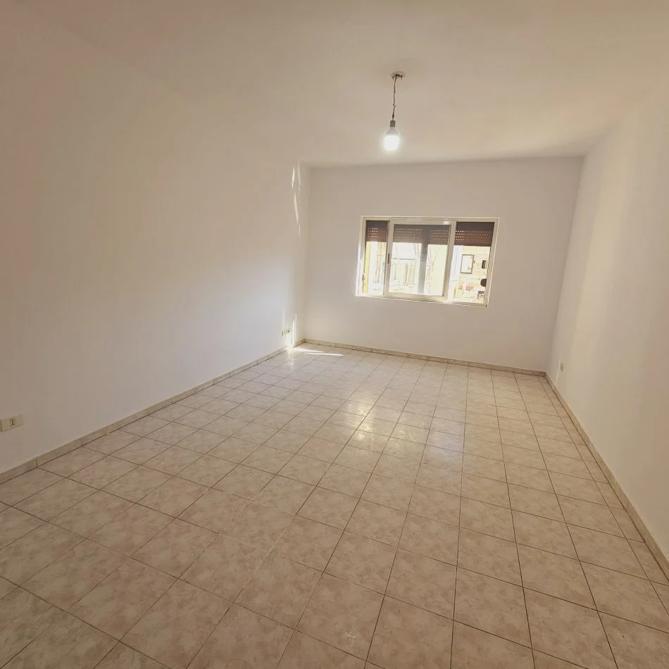 Tirane, shitet apartament 2+1+Ballkon Kati 3, 100 m² 135.000 € (Bulevardi Zhan Dark,prane Ministrise Jashtme)