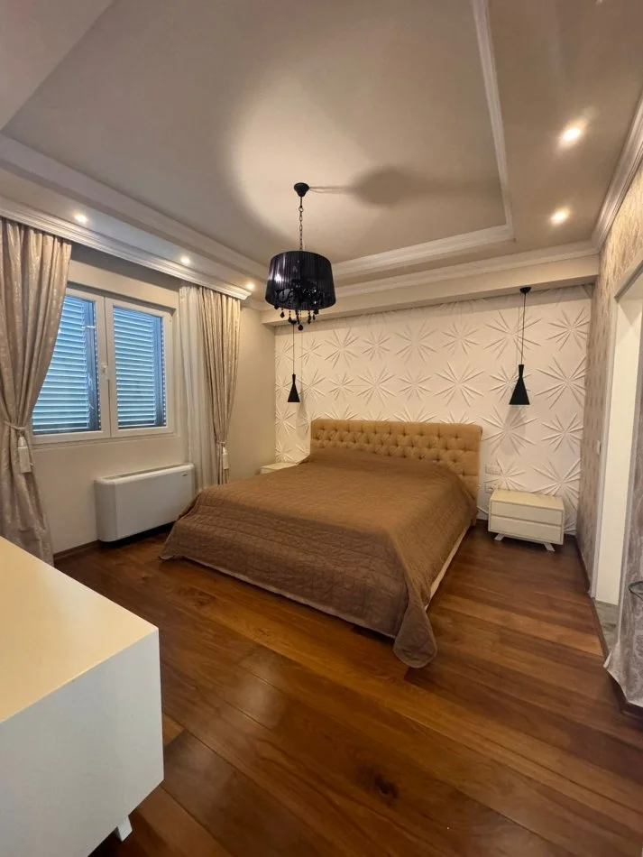 Durres, shitet shtepi 3+1 Kati 2, 312 m² 400.000 € (Rrashbull)