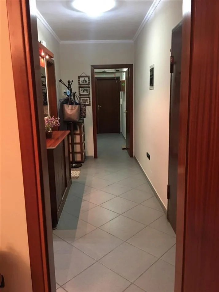 Tirane, jepet me qera apartament 1+1+Ballkon Kati 3, 80 m² 500 € (rruga Mine Peza)