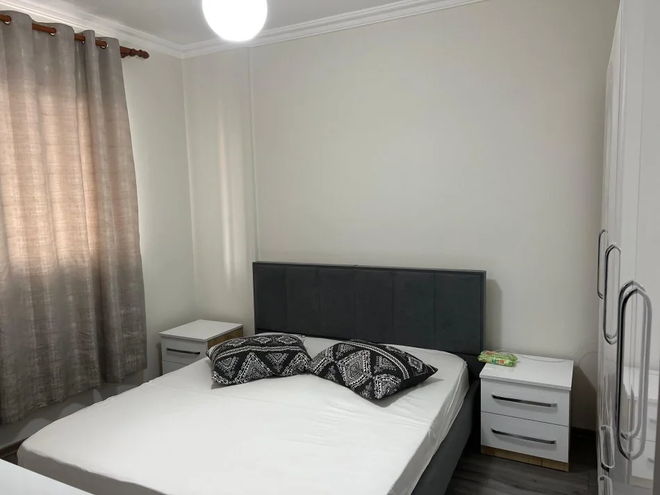 Tirane, jepet me qera apartament 1+1+Ballkon Kati 5, 60 m² 650 € (Kompleksi Delijorgji)