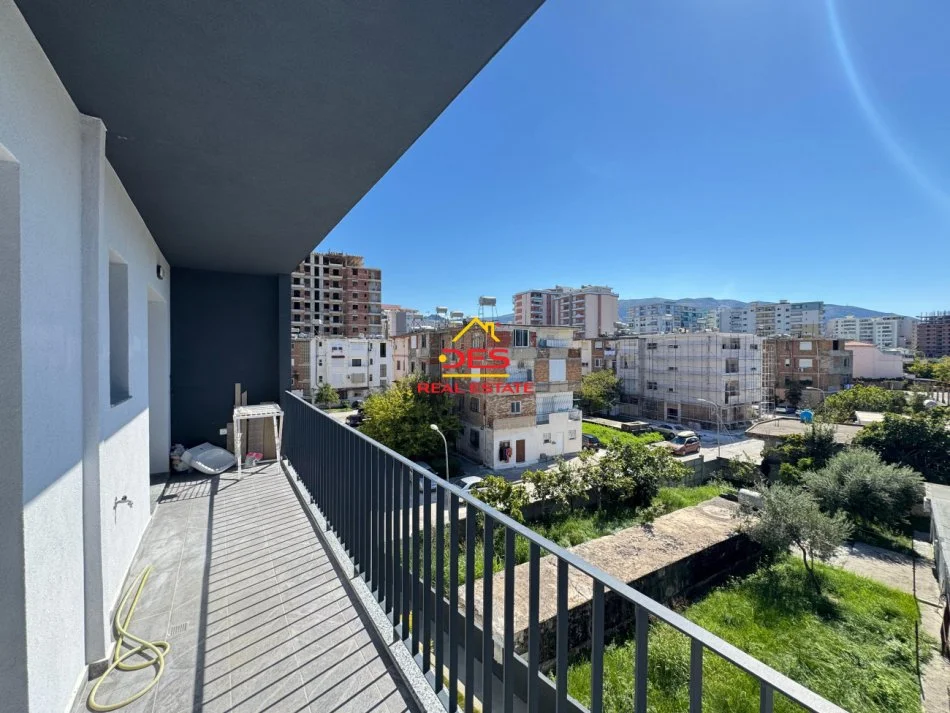 Vlore, jepet me qera apartament 1+1+Ballkon Kati 2, 70 m² 300 € (Rruga Gjergj Kastrioti)