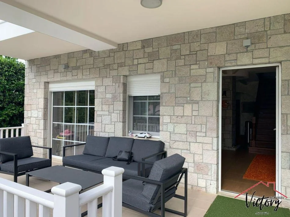 Vile per Shitje tek Gjiri i Lalzit.