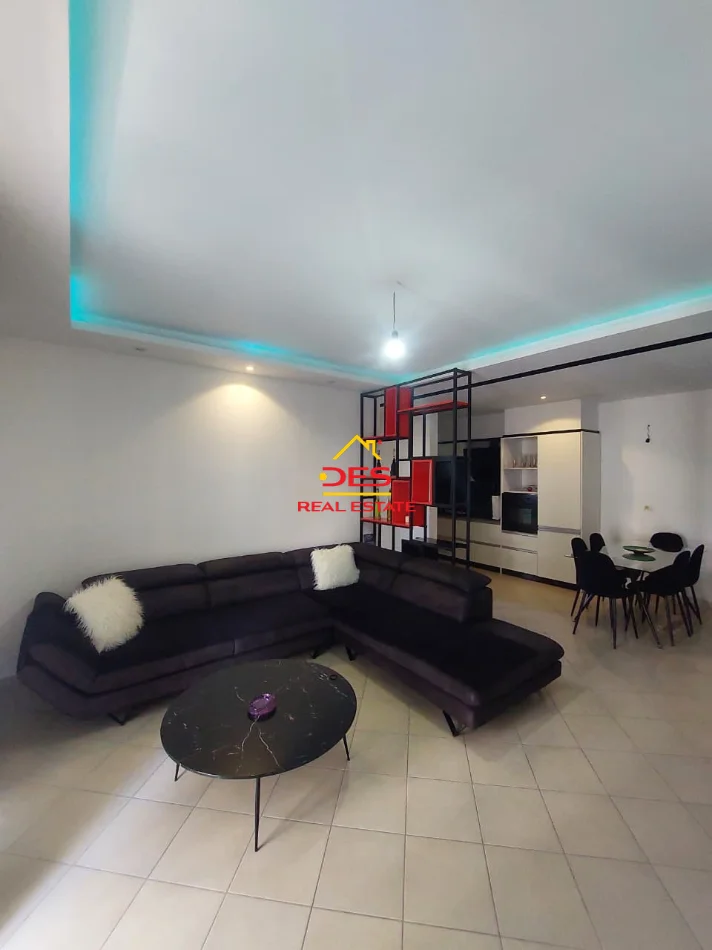 Vlore, jepet me qera apartament 1+1+Ballkon Kati 4, 86 m² 400 € (RrugaÇajupi)