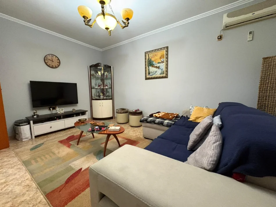 Tirane, jepet me qera apartament 1+1+Aneks Kati 4, 500 € (zogu i zi)