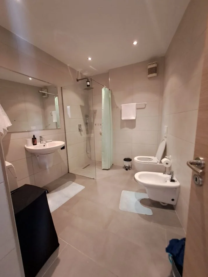 Tirane, jepet me qera apartament 1+1+Aneks+Ballkon Kati 8, 65 m² 600 € (Stadiumi Air Albania)