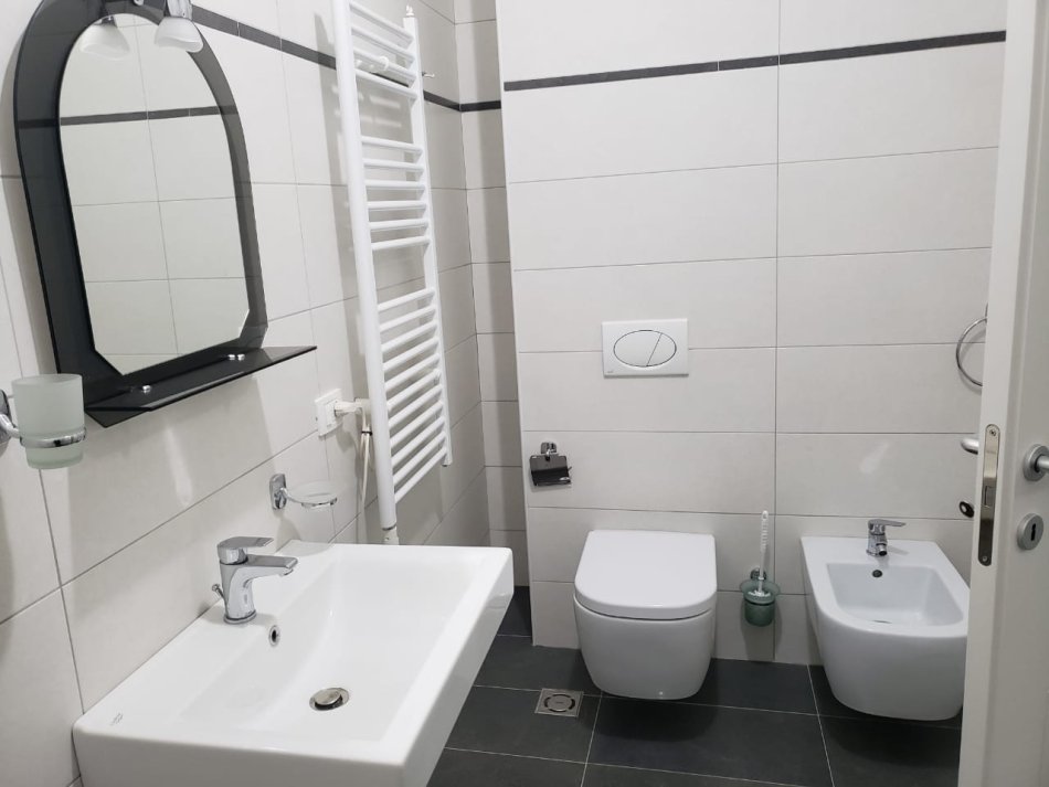 Tirane, jepet me qera apartament 2+1 Kati 5, 120 m² 600 € (Kompleksi Deliojorgji)