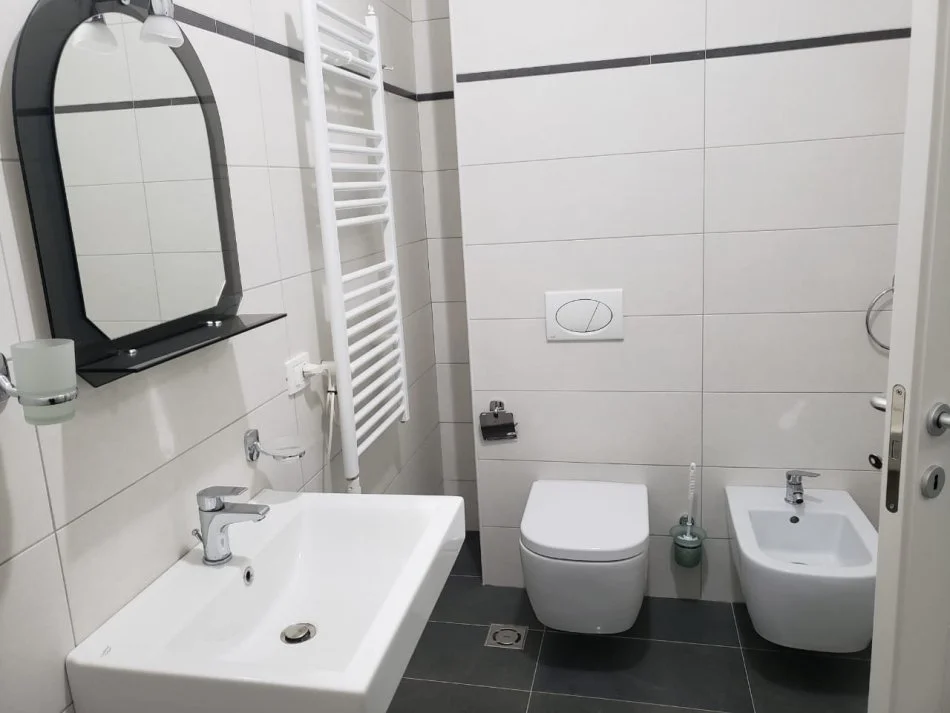 Tirane, jepet me qera apartament 2+1 Kati 5, 120 m² 600 € (Kompleksi Deliojorgji)