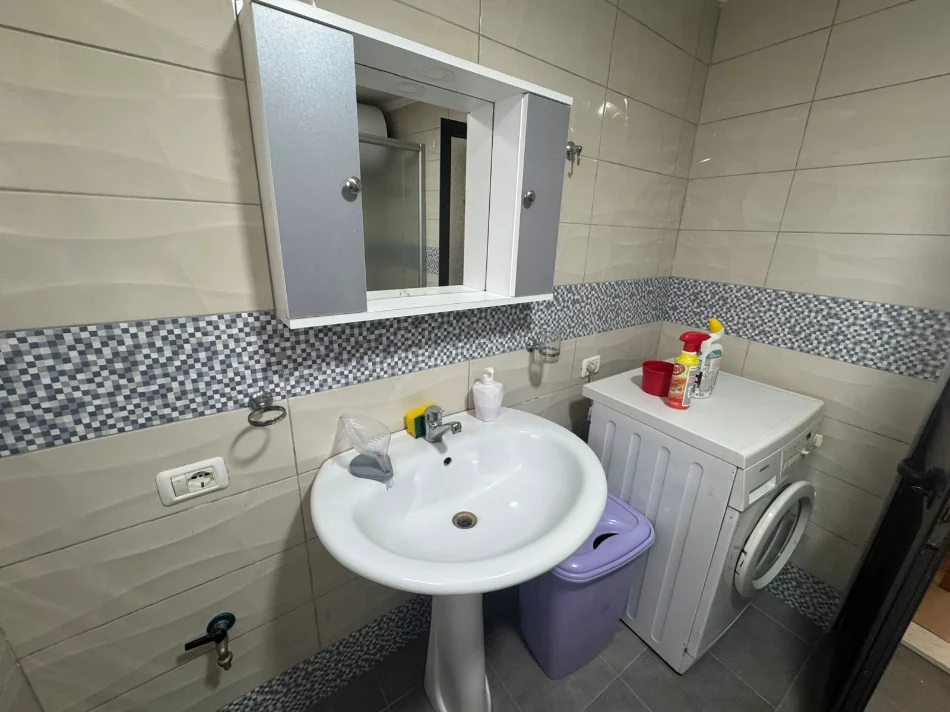 Tirane, jepet me qera apartament 1+1 Kati 1, 70 m² 450 € (Komuna e Parisit)