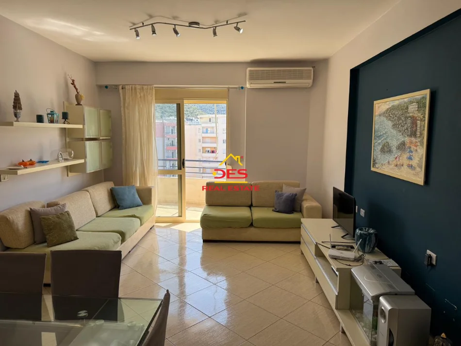 Vlore, jepet me qera apartament 1+1+Ballkon Kati 8, 70 m² 550 € (Rruga Çamëria)
