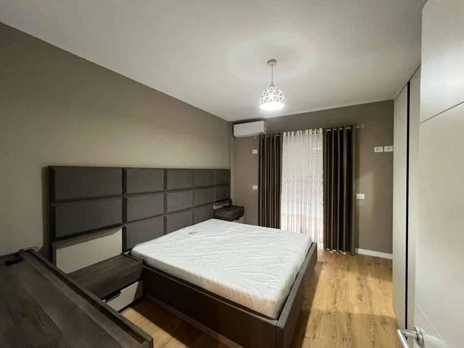 Tirane, jepet me qera apartament 2+1 Kati 2, 150 m² 800 € (Kopshti botanik)