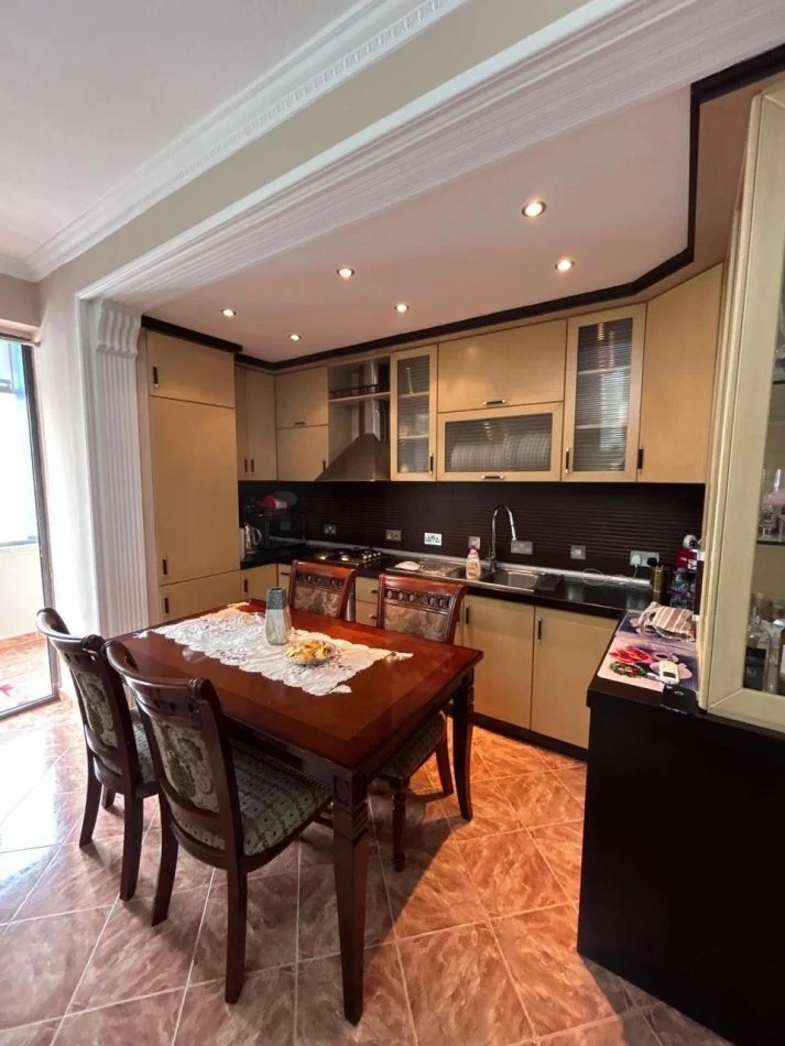 Tirane, jepet me qera apartament 2+1 Kati 4, 750 € (Perballe delijorgjit)