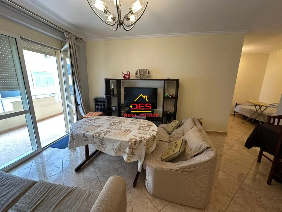 Vlore, jepet me qera apartament 2+1+Ballkon Kati 3, 110 m² 400 € (Rruga Murat Tërbaçi)