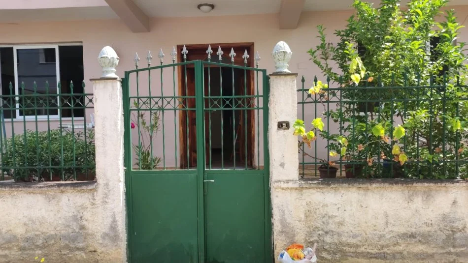 Tirane, jepet me qera Vile 1+1 Kati 1, 400 € 