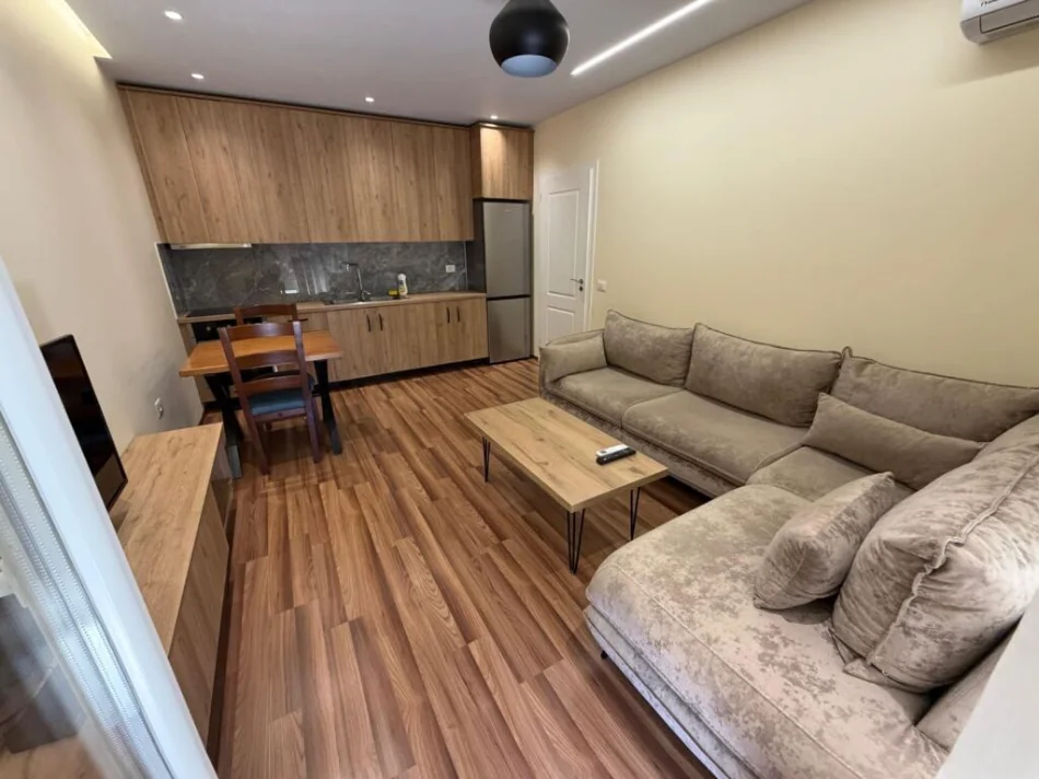 Tirane, jepet me qera apartament 1+1+Ballkon Kati 5, 65 m² 450 € (ASTIR VILA L2)